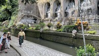 Gugusan pertama terletak di sebelah timur Sungai Pakerisan yang terdiri dari 5 candi. Gugusan kedua terletak di tebing barat Sungai Pakerisan yang terdiri dari 4 candi. Candi ke 10 terletak di tebing Bukit Gundul dan terdapat goa-goa pertapaan.