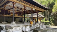 Untuk mencapai keindahan pahatan candi Gunung Kawi, traveler harus menuruni ratusan anak tangga. Namun tak perlu khawatir, sepanjang perjalanan traveler akan ditemani dengan pemandangan hamparan sawah yang memanjakan mata. Perjalanan turun pun tak akan terasa berat.