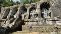 Pura Gunung Kawi berlokasi di di Banjar Penaka, Desa Tampaksiring, Kabupaten Gianyar, Bali. Destinasi ini bisa diakses menggunakan kendaraan roda dua maupun roda empat. Dari Bandara Internasional Ngurah Rai, Gunung Kawi berjarak sekitar 53 kilometer atau kurang lebih 2 jam perjalanan. Harga tiket masuk destinasi Gunung Kawi untuk wisatawan asing dewasa sebesar Rp 50 ribu dan Rp 25 ribu untuk anak-anak. Untuk wisatawan domestik dewasa sebesar Rp 30 ribu dan Rp 15 ribu untuk anak-anak.