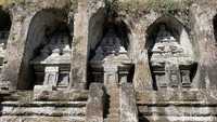 Saat berkunjung traveler wajib menggunakan pakaian adat madya yang terdiri dari sarung dan selendang. Tak perlu khawatir, dengan membayar biaya masuk traveler sudah akan mendapatkan pinjaman sarung dan selendang secara gratis. 
