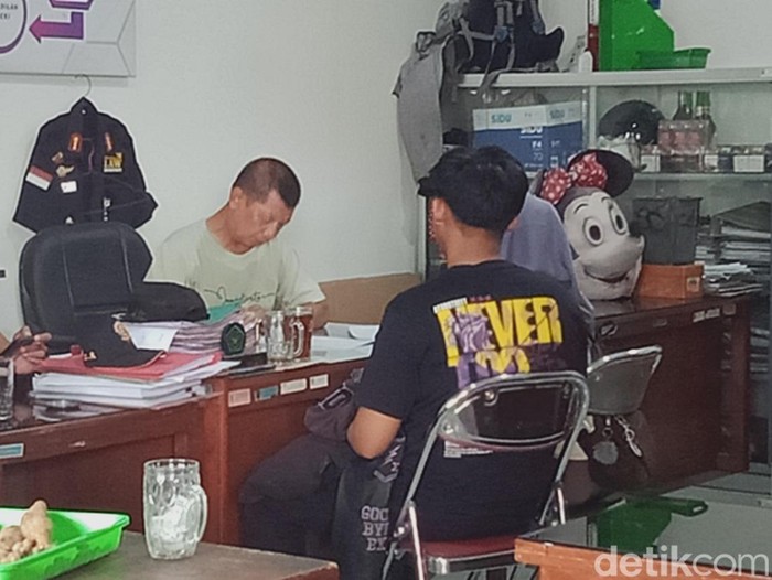 Satpol PP Klaten memeriksa salah satu pasangan yang diduga mesum, Sabtu (25/11/2023).