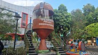 Taman Pintar ini bisa dijangkau hanya dengan jalan kaki dari Malioboro, lokasi tepatnya ada di Jalan Panembahan Senopati No 1-3, Kecamatan Gondomanan, Kota Yogyakarta.