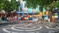 Gedung kawasan ini cukup luas, di bagian luarnya terdapat taman bermain yang berisi jungkat jungkit, pipa bercerita yang merupakan peraga ilmu rambat bunyi, terowongan pohon, katrol, koridor air, air menari, dinding berdendang, hingga tapak prestasi. Jika hanya bermain di kawasan ini maka pengunjung tidak perlu membayar tiket masuk.