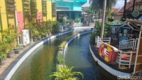 Selain itu ada area wahana bahari di mana pengunjung bisa mengelilingi perairan kecil buatan dengan kapal mini, juga taman lalu lintas sebagai tempat edukasi berkendara.