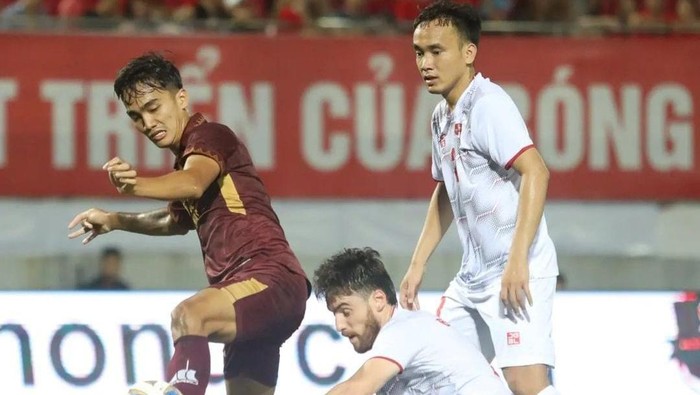 Striker PSM Makassar Andy Harjito berduel dengan pemain Hai Phonf FC dalam laga AFC Cup 2023/2024.
