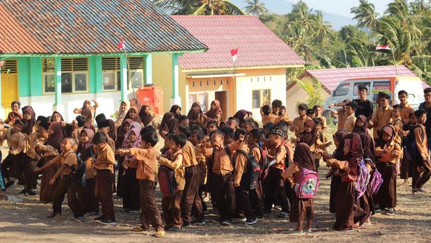 Suasana siswa di SD/SMP 6 Satap (satu atap) yang terletak di Dusun Bangket Molo, Desa Mekar Sari, Kecamatan Praya Barat, Lombok Tengah. (Istimewa)
