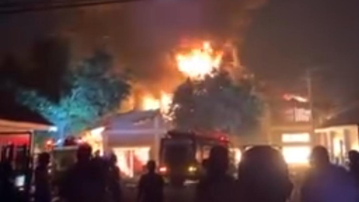 Tangkapan layar video kebakaran pabrik sarung tangan di Bantul, Sabtu (25/11/2023).