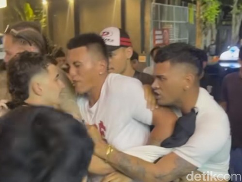 Tangkapan layar video viral dua bule duel di depan kelab malam di Legian, Bali.