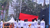 Pengibaran bendera Merah Putih saat Upacara Hari Guru Nasional. (Dok Kemendikbud)