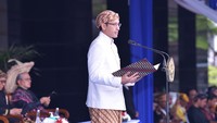 Pada tahun terakhirnya menjabat sebagai Mendikbudristek, Nadiem Makarim tidak dapat menyembunyikan kesedihan akan kerinduannya untuk bertemu dengan para guru di tahun-tahun mendatang. Namun, ia menyimpan keyakinan bahwa semua pendidik di seluruh Indonesia masih akan terus bergerak mewujudkan Merdeka Belajar.“Saya merasa sedih, karena saya pasti akan rindu bertemu dengan Ibu/Bapak semua. Saya yakin bahwa Ibu dan Bapak guru sebagai nahkoda tidak mau membalikkan lagi arah dari kapal Merdeka Belajar. Keyakinan ini tumbuh dari hal-hal yang berhasil kita capai bersama dalam empat tahun terakhir,” ungkapnya. (Dok Kemendikbud)