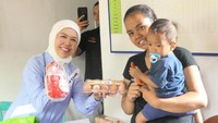 Anggota Komisi VI DPR RI Intan Fauzi saat menyerahkan bantuan pangan sehat ayam segar dan telur di Kota Depok yang diselenggarakan selama tiga hari, Jumat (24/11/2023).