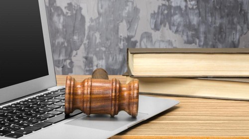 Ilustrasi UU ITE dan cyber law.