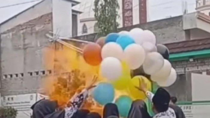 Viral balon meledak saat perayaan hari guru di Bekasi
