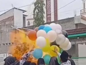 Penampakan Balon Meledak Saat Perayaan Hari Guru di Sekolah
