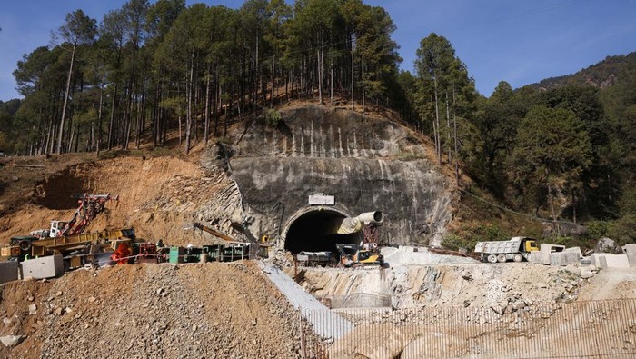 2 Minggu Sudah Pekerja Tambang India Terjebak di Terowongan Hampir dua minggu sudah 41 pekerja tambang terjebak di terowongan di negara bagian Uttarakhand, India. Proses evakuasi masih terus diusahakan.