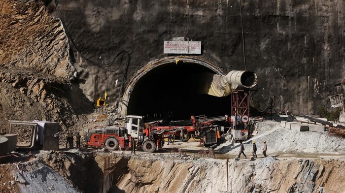 2 Minggu Sudah Pekerja Tambang India Terjebak di Terowongan Hampir dua minggu sudah 41 pekerja tambang terjebak di terowongan di negara bagian Uttarakhand, India. Proses evakuasi masih terus diusahakan.