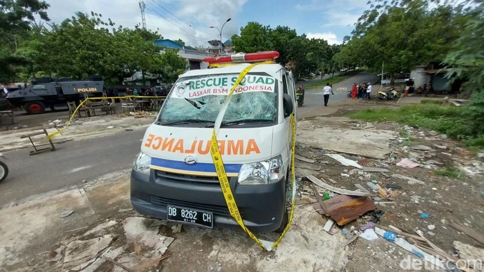 Ambulans rusak saat ricuh kelompo massa di Bitung, Sulut.