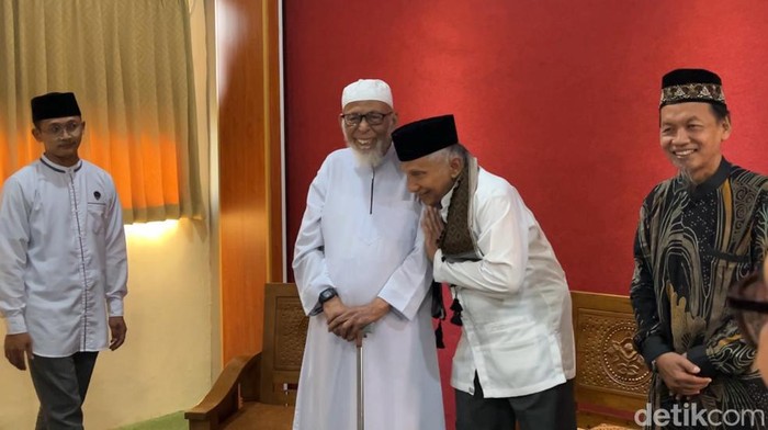Amien Rais temui Ustaz Abu Bakar Baasyir di Ponpes Ngruki, Sukoharjo, Minggu (26/11/2023).