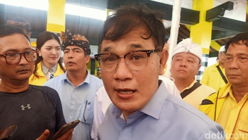 Anggota Dewan Pakar Tim Kampanye Nasional (TKN) Prabowo-Gibran, Budiman Sudjatmiko di kantor DPD Partai Golkar Provinsi Bali, Minggu (26/11/2023). (Ni Made Lastri Karsiani Putri/detikBali)