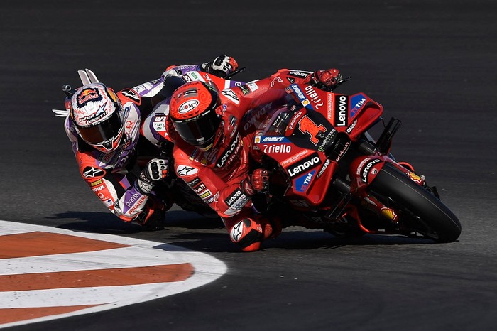 Motorcycling - MotoGP - Valencia Grand Prix - Circuit Recardo Tormo, Valencia, Spain - November 25, 2023 Ducati Lenovo Teams Francesco Bagnaia and Prima Pramac Racings Jorge Martin in action during the sprint race REUTERS/Pablo Morano