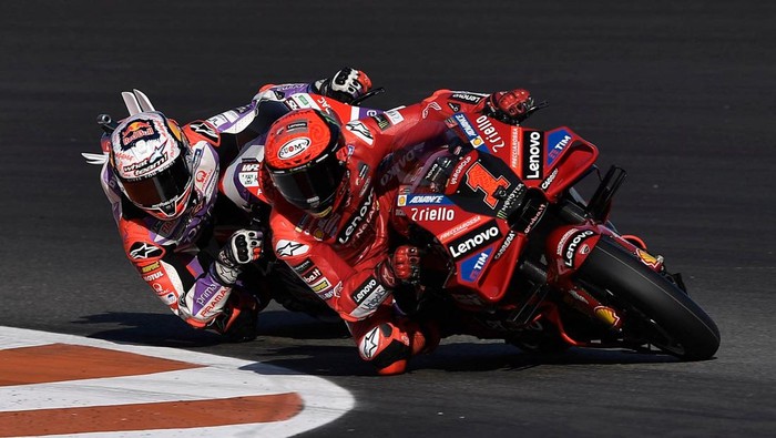 Motorcycling - MotoGP - Valencia Grand Prix - Circuit Recardo Tormo, Valencia, Spain - November 25, 2023 Ducati Lenovo Teams Francesco Bagnaia and Prima Pramac Racings Jorge Martin in action during the sprint race REUTERS/Pablo Morano