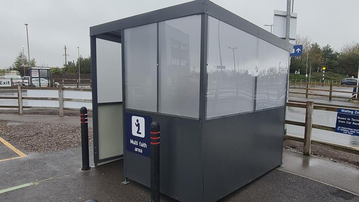Bandara Bristol membangun tempat ibadah, tetapi netizen sebut mirip area smooking room hingga halte.
