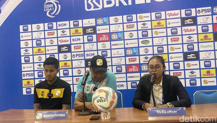 Pelatih Barito Putera Rahmad Darmawan dan Frendy Saputra saat sesi jumpa pers usai laga lawan PSS Sleman di Stadion Maguwoharjo, Sleman, Minggu (26/11/2023)