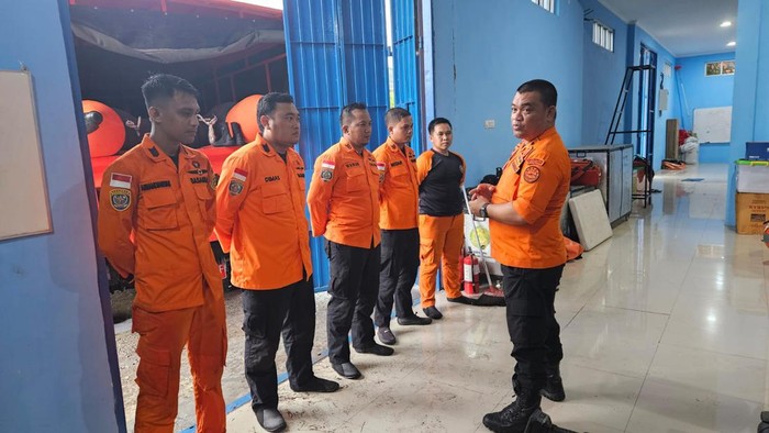 Basarnas diterjunkan ke lokasi anak 12 tahun tenggelam di Pantai Bosowa, Makassar.