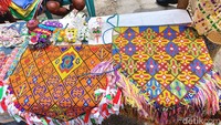 Ini adalah sireuw, rok khas Papua yang terbuat dari anyaman manik-manik. Harganya pun dimulai dari Rp 1 jutaan.