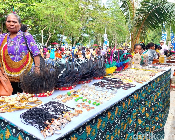 Beragam pernak-pernik yang bisa dijadikan oleh-oleh dari Papua