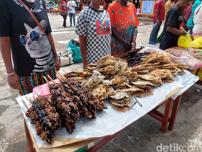 Beragam pernak-pernik yang bisa dijadikan oleh-oleh dari Papua Beragam pernak-pernik yang bisa dijadikan oleh-oleh dari Papua