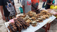 Nah, ini cocok banget nih untuk oleh-oleh pengisi dapur. Ikan asin yaang diolah rumahan ini dijual Rp 50 ribu per ikatnya. 