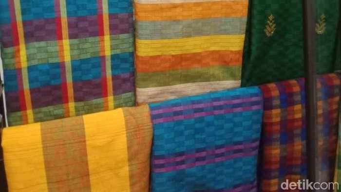 Berbagai jenis motif kain tenun muna paa dari Dompu, NTB.