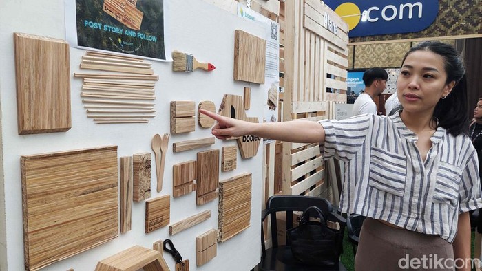 Berbagai Produk Ramah Lingkungan Hadir di Langkah Membumi Festival 2023 Langkah Membumi Festival 2023 digelar di SCBD Park, Jakarta. Pmeran ini menampilkan berbagai produk.