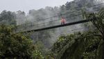 Berfoto Berekspresi di Jembatan Gantung Lembah Purba