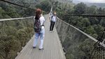 Berfoto Berekspresi di Jembatan Gantung Lembah Purba