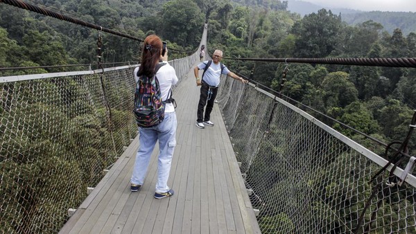 Berfoto Berekspresi di Jembatan Gantung Lembah Purba