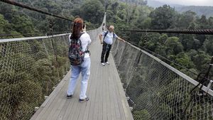 Berfoto Berekspresi di Jembatan Gantung Lembah Purba