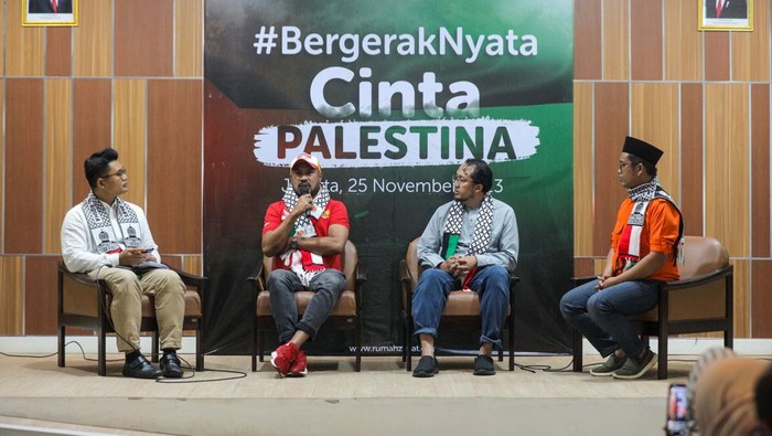 Bergerak Nyata Cinta Palestina Chief Marketing Officer Rumah Zakat Didi Sabir (kanan), Perwakilan Indonesia Humanitarian Alliance Abdoel Malik (tengah), dan relawan kemanusiaan Indonesia Abdullah Onim (kiri) memberikan pemaparan dalam acara yang bertajuk