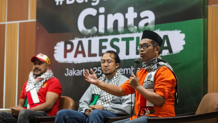 Chief Marketing Officer Rumah Zakat Didi Sabir (kanan), Perwakilan Indonesia Humanitarian Alliance Abdoel Malik (tengah), dan relawan kemanusiaan Indonesia Abdullah Onim (kiri) memberikan pemaparan dalam acara  yang bertajuk 