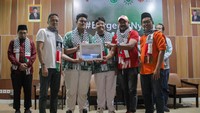 Relawan kemanusiaan Indonesia Abdullah Onim atau Bang Onim (kedua kanan) didampingi Chief Marketing Officer Rumah Zakat Didi Sabir (kanan) menyerahkan sertifikat infaq kepada donatur saat menghadiri konferensi pers Rumah Zakat bertajuk #BergerakNyata Cinta Palestina di Jakarta, Sabtu (25/11/2023).