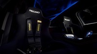 BMW XM untuk Safety Car MotoGP 2024 juga dibekali jok Recaro dan safety belt racing enam titik. Foto: Press BMW Group