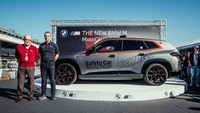 CEO Dorna Ezpeleta dan CEO BMW M Franciscus van Meel secara resmi meluncurkan BMW XM Label Red Safety Car di final musim MotoGP Valencia 2023. Safety car baru akan beraksi untuk pertama kalinya pada putaran pembukaan musim 2024, yang berlangsung di Qatar pada bulan Maret. Foto: Press BMW Group