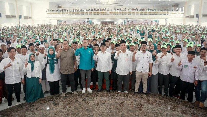 Cawapres Muhaimin Iskandar (Cak Imin) bersama 5.000 Kader Penggerak TPS PKB Karawang.