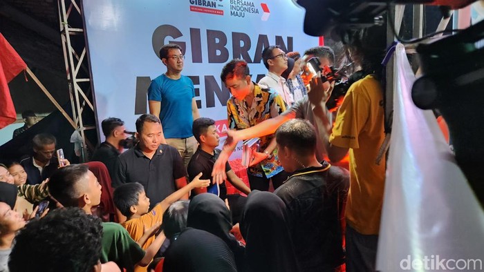 Cawapres nomor urut 2 Gibran Rakabuming Raka mengunjungi masyarakat di Grogol Petamburan, Jakarta Barat (Adrial/detikcom)