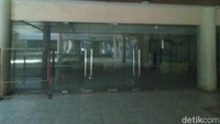 Selain wahana permainan, di lantai dua gedung Cirebon Mall juga pernah ada Bioskop 21. Saat ini, di area eks pintu masuk menuju Bioskop 21 sudah dalam keadaan tertutup. 