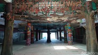 Sementara pada lantai dua, saat ini sudah sepenuhnya dikosongkan. Sebelumnya, di lokasi itu sempat tersedia wahana permainan anak. 