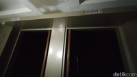 Lima studio bioskop di Cirebon Mall saat ini lebih sering dalam kondisi gelap. Tak ada lampu penerangan. Barisan tempat duduk penonton pun hampir tak terlihat.