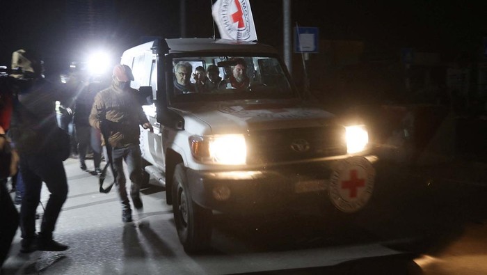 Detik-detik 24 Sandera Dibebaskan Hamas A Red Cross vehicle, as part of a convoy believed to be carrying hostages abducted by Hamas militants during the October 7 attack on Israel, arrives at the Rafah border, amid a hostages-prisoners swap deal between Hamas and Israel, in southern Gaza Strip November 25, 2023. REUTERS/Ibraheem Abu Mustafa