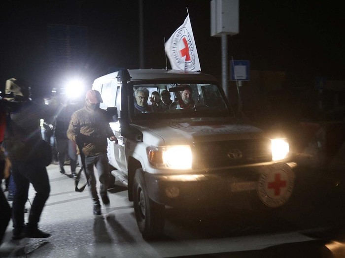 A Red Cross vehicle, as part of a convoy believed to be carrying hostages abducted by Hamas militants during the October 7 attack on Israel, arrives at the Rafah border, amid a hostages-prisoners swap deal between Hamas and Israel, in southern Gaza Strip November 25, 2023. REUTERS/Ibraheem Abu Mustafa